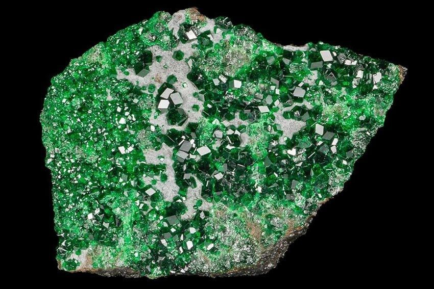 da_Uvarovite_tu_nhien